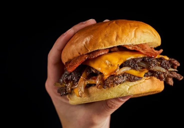 Hamburguesa con cheddar, cebolla y bacon