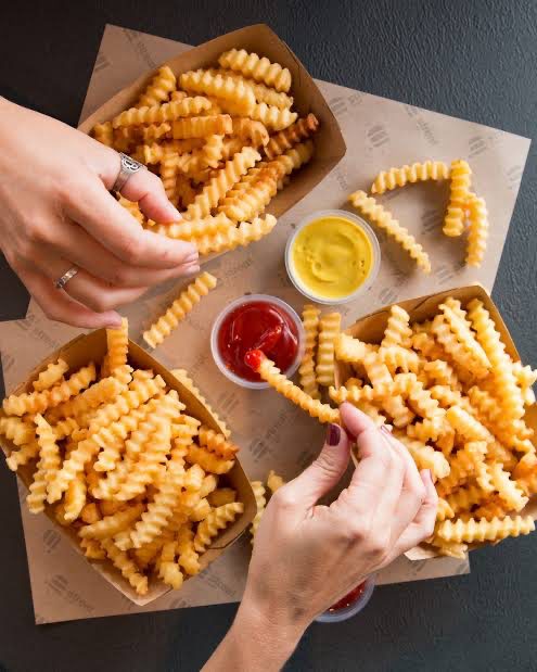 Patatas fritas con salsas